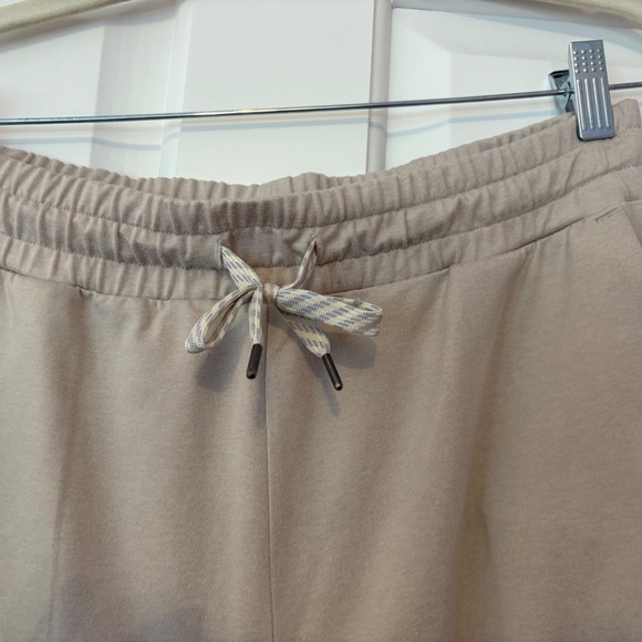 Women's Vuori Halo Essential Wideleg - Short in Ecru Heather - Picture 6 of 9